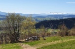 Dom przy głównym szlaku Beskidu Wyspowego z widokiem na Tatry.