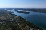 Obiekt rekreacyjno-sportowy z linią brzegową jeziora