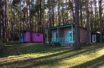 Ośrodek wypoczynkowy nad jeziorem z linią brzegową