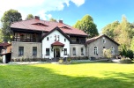Unikatowy pensjonat, w środku lasu  z własnym ujęciem wody, duża działka ( 2700m2  do wykorzystania)